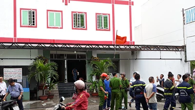 Cháy khách sạn ở Tân Bình, 1 người mắc kẹt