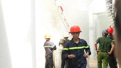 Cháy dữ dội 1 nhà dân ở Bình Thạnh
