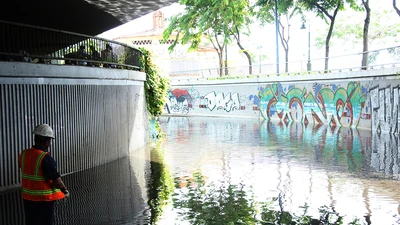 Hầm chui cầu Khánh Hội ngập nửa mét sau mưa lớn