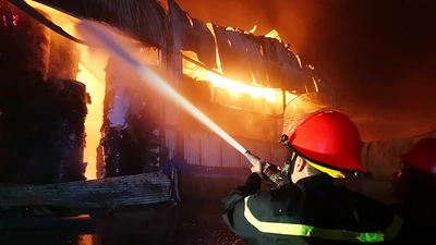 Cảnh sát thông tin vụ cháy hơn 3.000 m2 ở KCN Vĩnh Lộc