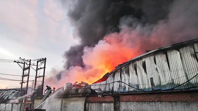 Quận 12: Cháy dữ dội 2 công ty ở cụm công nghiệp Quang Trung
