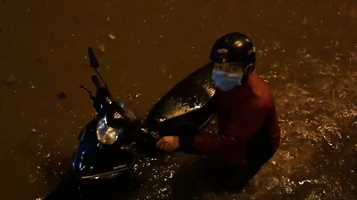 Đường Nguyễn Hữu Cảnh ngập gần 1 m trong đêm mưa