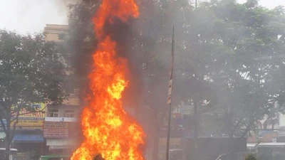 Ô tô đang chạy phừng cháy trên đường Trường Chinh