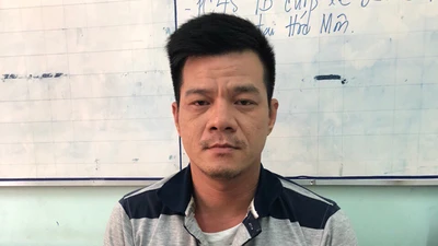 Bắt người cha dẫn con đi ăn trộm khắp nơi ở TP.HCM