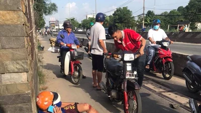 Người đi xe máy liên tục ngã 'sấp mặt' ở Củ Chi