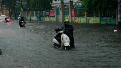 Mưa lớn, hàng loạt tuyến đường ở TP.HCM thành biển nước