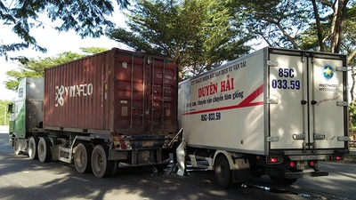 Xe tải tông đuôi container ở Bình Chánh, 2 người bị thương
