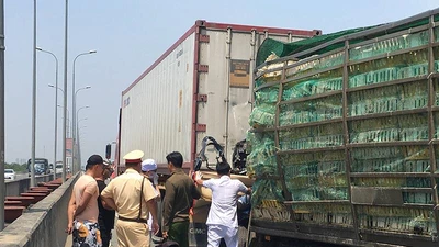 Xe tải tông đuôi container trên cao tốc, 2 người tử vong