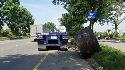 Khiếp vía vì 2 cuộn thép hàng chục tấn văng xuống đường