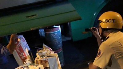 Dùng xe buýt hoán cải để chở thuốc lá lậu ở TP.HCM
