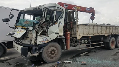 Xe tải mất thắng tông hai xe dừng đèn đỏ, tài xế mắc kẹt