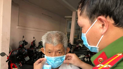 Công an Bình Thạnh phát khẩu trang cho dân tại trụ sở 