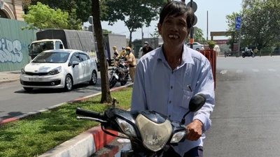 CSGT tặng tiền mua xe máy cho người bị tịch thu xích lô