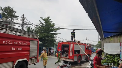 Cháy xưởng kính ở quận 7, khu dân cư náo loạn