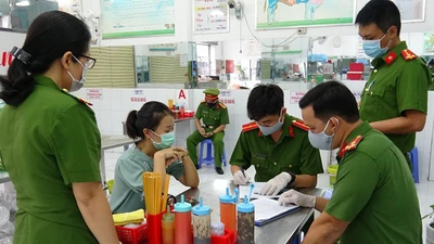 Công an quận 1 siết chặt xử phạt để phòng, chống dịch COVID-19