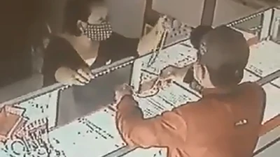 Thanh niên giật 2 sợi dây chuyền trong tiệm vàng ở Củ Chi