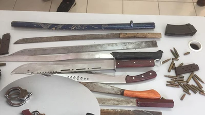 Bình Thạnh: Dân đem súng, đạn… tới đổi mì gói, dầu ăn