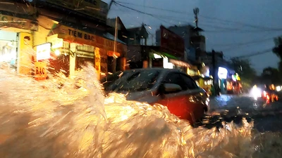 Nhiều tuyến đường vùng ven thành sông sau cơn mưa chiều