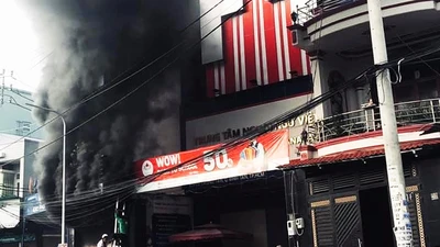 7 người mắc kẹt trong vụ cháy nhà ở đường Lê Trọng Tấn