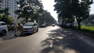  Bị xe container tông, 7 người đi đám cưới la hét trong taxi