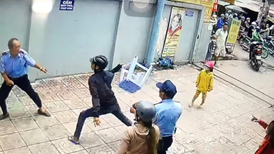 Truy bắt thanh niên vung dao chém bảo vệ trọng thương