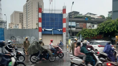 Nữ tài xế tông ô tô vào dải phân cách trên đường Nguyễn Văn Cừ