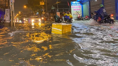 Mưa cực lớn, hàng loạt tuyến đường thành sông 