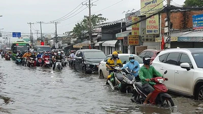 Bình Chánh: Triều cường dâng cao, dân bì bõm vượt ngập 