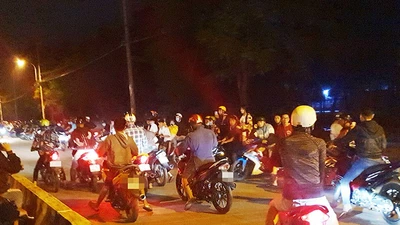 Công an giải tán nhóm tụ tập chạy xe, gây rối 