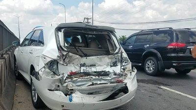 Tông xe liên hoàn trên QL1, đoạn qua Bình Tân do thùng mút xốp