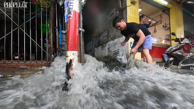 TP.HCM: Mưa lớn kéo dài, nhiều tuyến đường thành sông