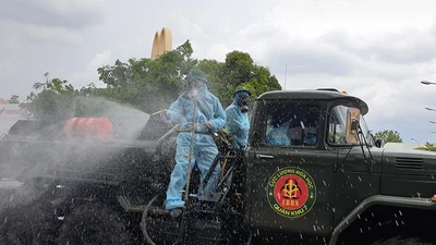 Binh chủng hóa học phun khử khuẩn nhiều tuyến đường Gò Vấp