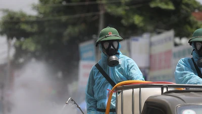 Quân khu 7 đưa 5 xe đặc chủng xịt khử khuẩn ở quận 12
