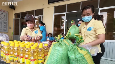  Người nghèo ứa nước mắt khi nhận quà từ gian hàng 0 đồng ở quận 12