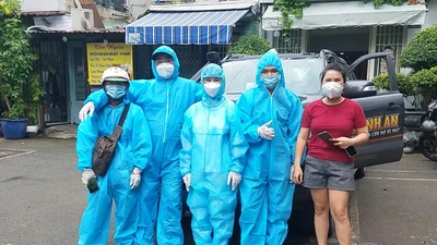 Hàng ngày chạy xe đến các điểm cách ly tặng cả tấn rau củ, nhu yếu phẩm