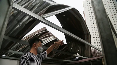 Mưa to gió quật cây xanh ngã đổ, đè người, nhà tốc mái ở TP.HCM