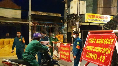 Ghi nhanh: Đêm đầu tiên ở TP.HCM 'sau 18 giờ'