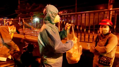 Bộ Tư lệnh TP.HCM điều ô tô đưa hơn 300 người dân về quê miền Tây