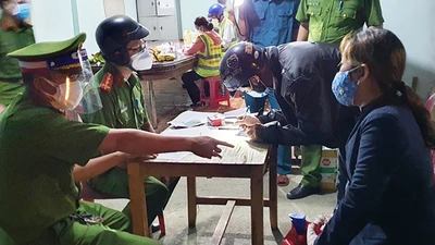 Nhiều người lái xe máy “thông chốt” về miền Tây bị xử phạt nặng