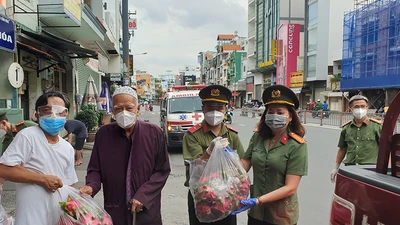 Cán bộ Cục An ninh nội địa tặng bà con hàng tấn thực phẩm