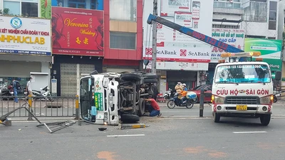 Xe tải tông dải phân cách, lật ngang trên đường 3-2