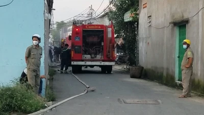 Cháy kho hàng thực phẩm ở quận Bình Tân, người dân hô hoán