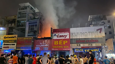 Cháy nhà rạng sáng 27 Tết ở quận 10, nhiều người hoảng loạn