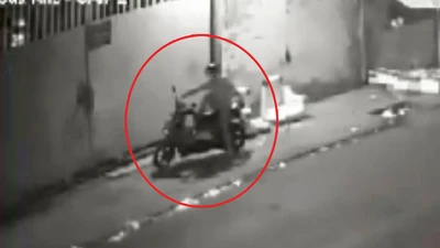 Chủ xe bất lực đứng nhìn kẻ trộm dùng chân bẻ khóa lấy đi