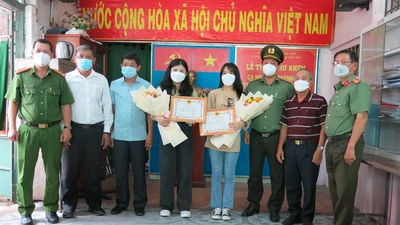 Công an quận Tân Phú khen thưởng 2 nữ sinh chạy bộ bắt cướp
