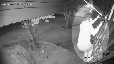 Camera ghi cảnh trộm chui qua khe hở 30cm vào lấy tài sản lúc rạng sáng