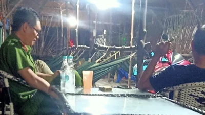 Người đàn ông chết bất thường trên võng ở quán nước gần sân bóng