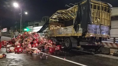 Xe tải chở bia tông dải phân cách, lật ngang trên Quốc lộ, tài xế mắc kẹt