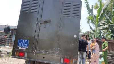 Công an kiểm tra phòng trọ cặp đôi nghi cho bé trai hút ma túy ở Hóc Môn