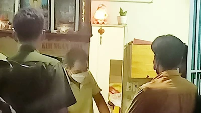 Người đàn ông sống cùng cha ruột tử vong trong tư thế treo cổ